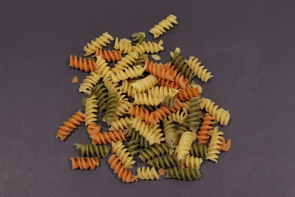 Une Vue Aérienne Des Pâtes Fusilli Colorées Isolées Sur Fond — Photo