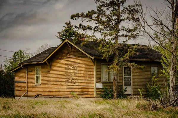 Una Casa Madera Espeluznante Abandonada Campo Bajo Cielo Nublado Lluvioso —  Fotos de Stock