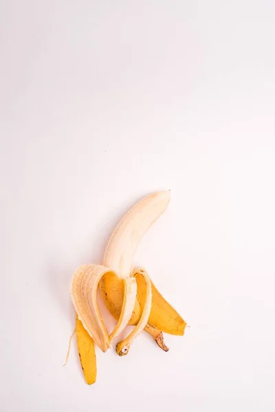 Eine Vertikale Aufnahme Einer Geschälten Banane Isoliert Auf Weißem Hintergrund — Stockfoto