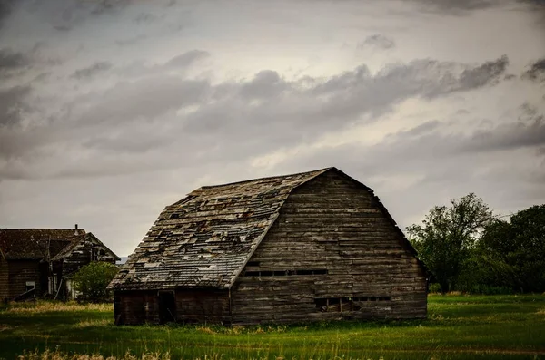 Ein Gruseliges Altes Und Verlassenes Holzhaus Auf Einem Feld Unter — Stockfoto