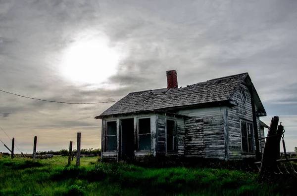 Una Casa Abandonada Espeluznante Vieja Envejecida Campo Bajo Cielo Nublado —  Fotos de Stock