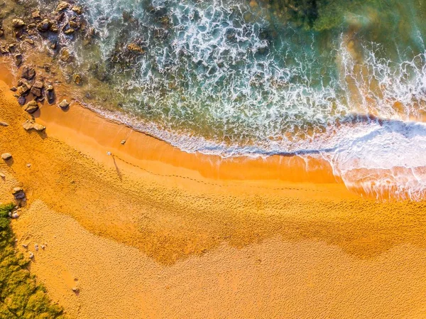 明るいオレンジ色のビーチで転がり波の美しい空中ビュー — ストック写真