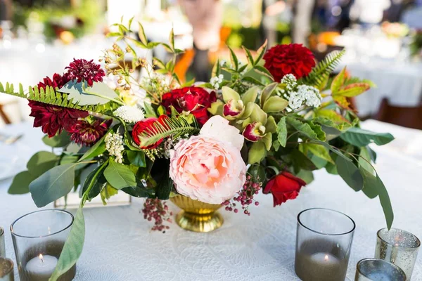 Bellissimo Bouquet Con Rose Rosse Rosa Come Decorazione Tavole — Foto Stock