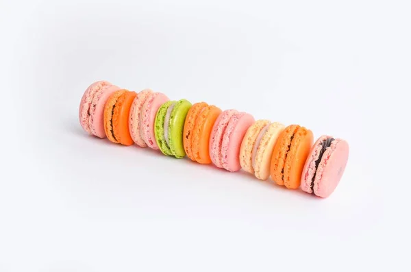 Tiro Ângulo Alto Macaroons Gostosos Coloridos Contra Fundo Branco — Fotografia de Stock