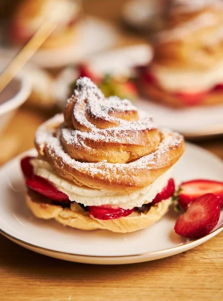 Vertical Closeup Shot Delicious Cream Puff Strawberries Chocolate Wooden Table — Stock Photo, Image