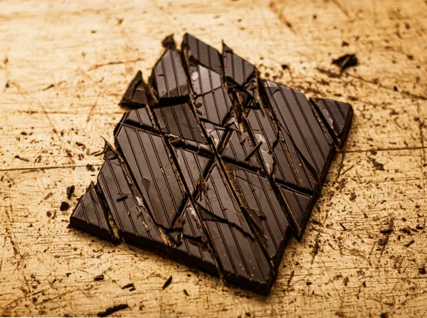 Una Barra Cuadrada Chocolate Negro Con Rayas Cortadas Diagonal Sobre — Foto de Stock