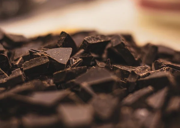 Enfoque Selectivo Piezas Chocolate Negro Picado Una Pila — Foto de Stock