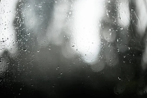Gocce Pioggia Sul Vetro Dietro Uno Sfondo Sfocato — Foto Stock