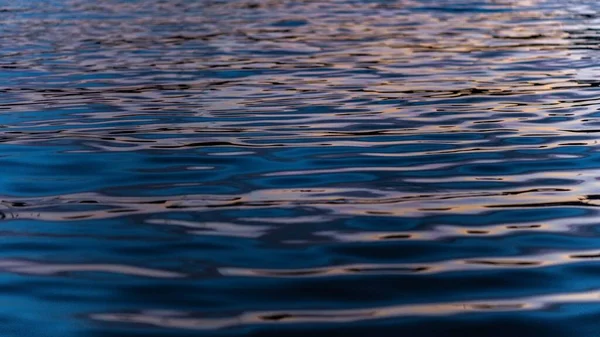 Eine Nahaufnahme Von Meerwasser Das Die Farben Des Sonnenuntergangs Reflektiert — Stockfoto