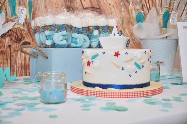 파란색으로 과자에둘러 집에서 솜털흰 케이크의 — 스톡 사진
