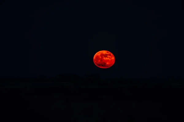 Uma Vista Deslumbrante Fascinante Lua Vermelho Sangue Brilhando Escuro — Fotografia de Stock