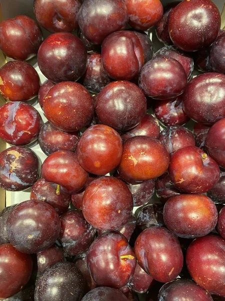 Sebuah Gambar Close Vertikal Plum Matang Segar Dalam Kotak — Stok Foto