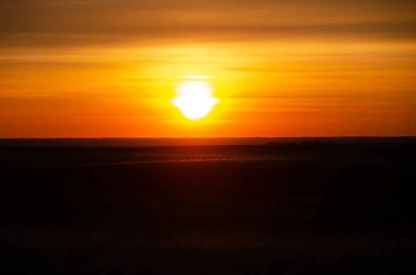 Ein Atemberaubender Blick Auf Den Gelb Schimmernden Sonnenuntergang — Stockfoto