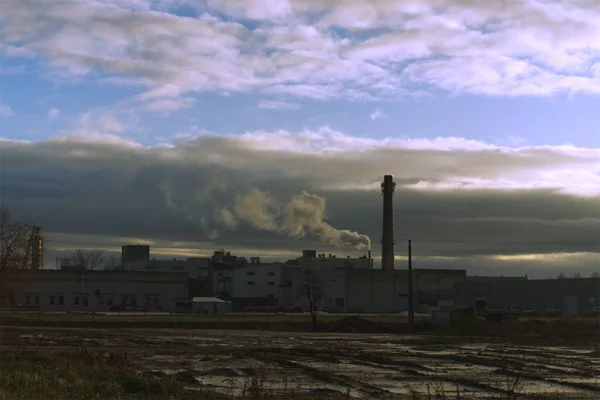 Une Vue Extérieure Une Usine Industrielle Avec Fumée Sortant Une — Photo