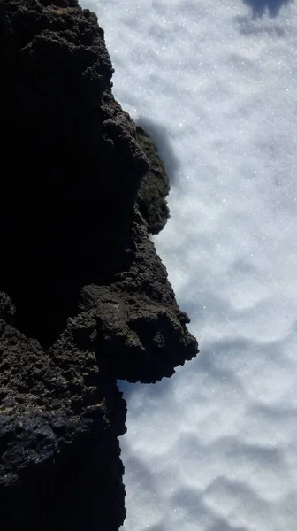 Plano Vertical Nieve Junto Las Rocas Negras —  Fotos de Stock