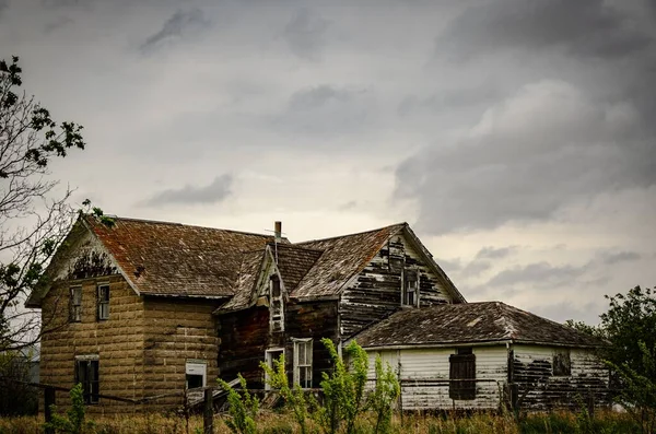 Strašidelný Starý Starý Opuštěný Dům Poli Pod Zamračenou Deštivou Oblohou — Stock fotografie