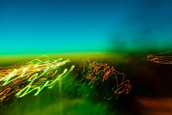 シャッター効果で撮影された動きの自然と光のぼやけたショット — ストック写真