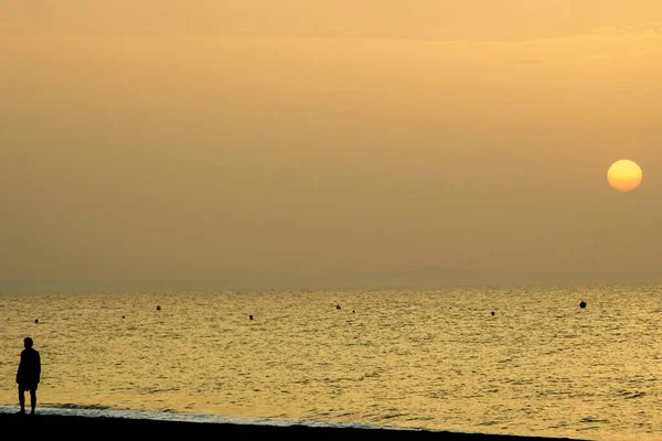 Una Silhouette Maschio Sulla Spiaggia Tramonto — Foto Stock