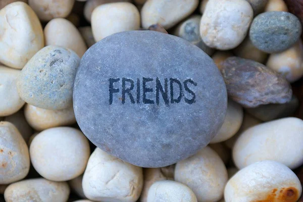 Palabra Amigos Escrita Una Piedra Gris Entre Guijarros Más Pequeños — Foto de Stock