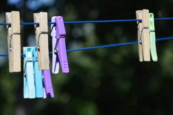 Een Horizontale Close Shot Van Plastic Houten Wasknijpers Een Wazige — Stockfoto