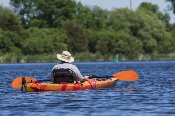 Man Med Panamahatt Simmar Med Kajak För Resa Rideau Floden — Stockfoto