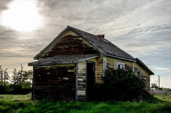 Strašidelný Starý Starý Opuštěný Dům Poli Pod Zamračenou Deštivou Oblohou — Stock fotografie