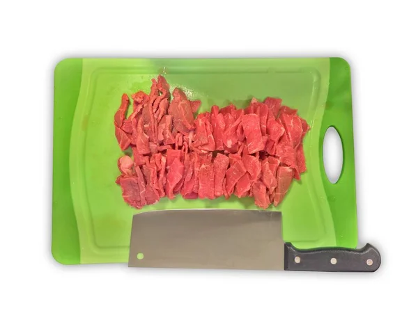 切碎牛肉一种头顶上的切碎牛肉 在白色表面隔离的绿色切碎板上有一把小刀 — 图库照片