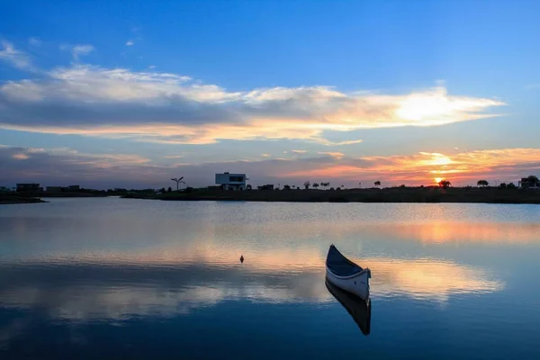 Barca Sul Fiume Risplende Sotto Tramonto Penetrando Tra Nuvole — Foto Stock