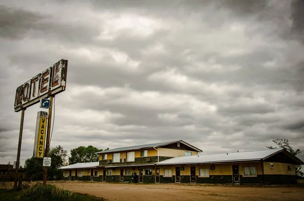 Rusty Metal Motel Sign Wooden Old Motels Cloudy Rainy Sky — Stock Photo, Image