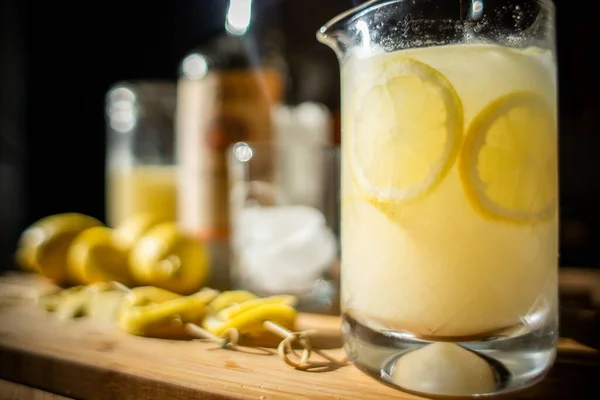 Gros Plan Cocktail Vodka Avec Des Citrons Derrière Les Ingrédients — Photo