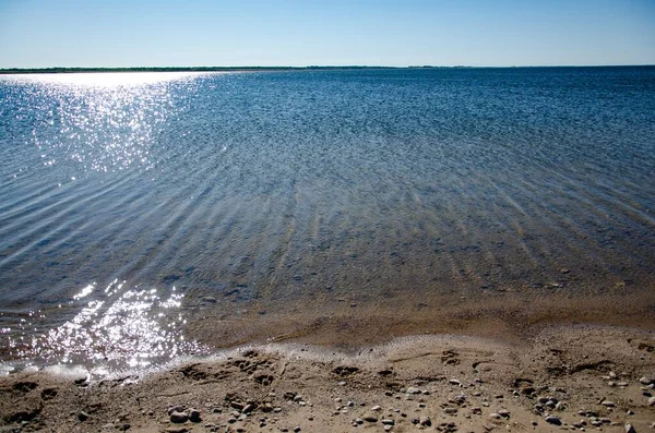 Mar Calmo Com Praia Arenosa Brilhando Sob Raios Sol — Fotografia de Stock