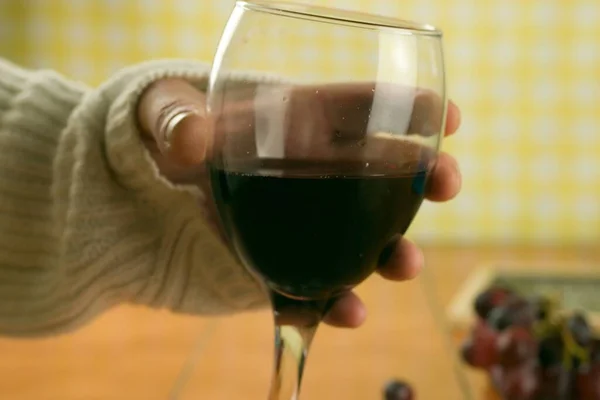 Primo Piano Uomo Che Regge Bicchiere Vino Rosso Uno Sfondo — Foto Stock