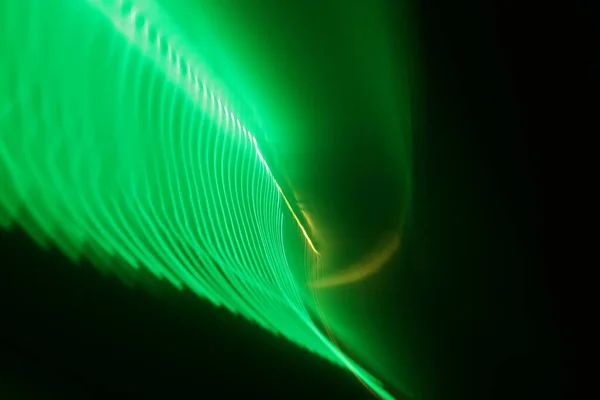 Горизонтальный Снимок Пересекающихся Преломленных Зеленых Световых Слоев Черном Фоне — стоковое фото
