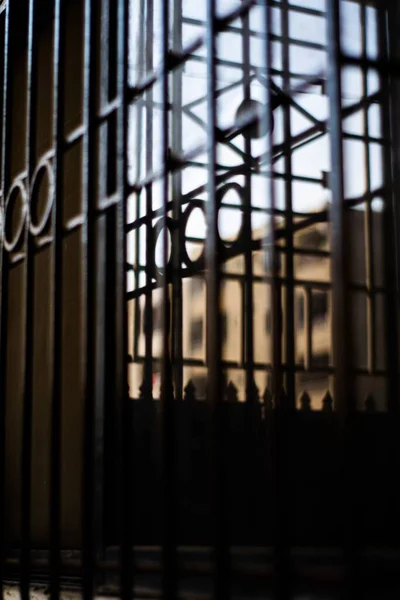 Nahaufnahme Von Sicherheits Metallstangen Einem Fenster Bei Tageslicht — Stockfoto