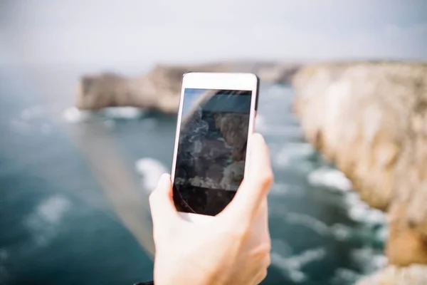 Горизонтальный Снимок Человека Делающего Фото Телефоне Красивой Скалы Пляжа — стоковое фото