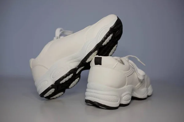 Gri Arka Planda Şık Beyaz Spor Ayakkabıların Yakın Plan Çekimi — Stok fotoğraf