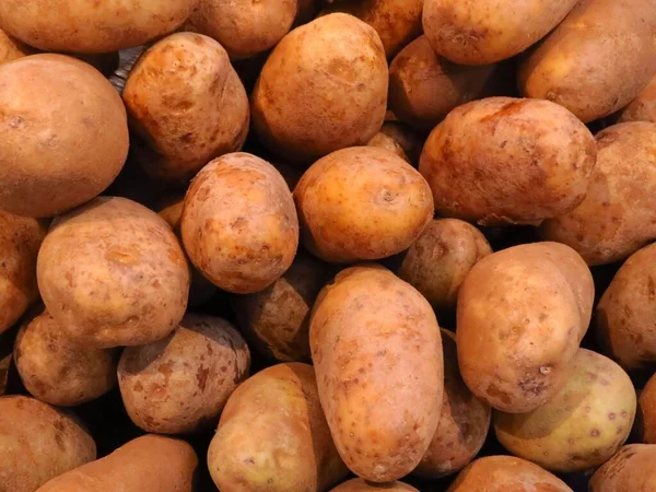 Een Stapel Verse Biologische Aardappelen Een Groentemarkt — Stockfoto