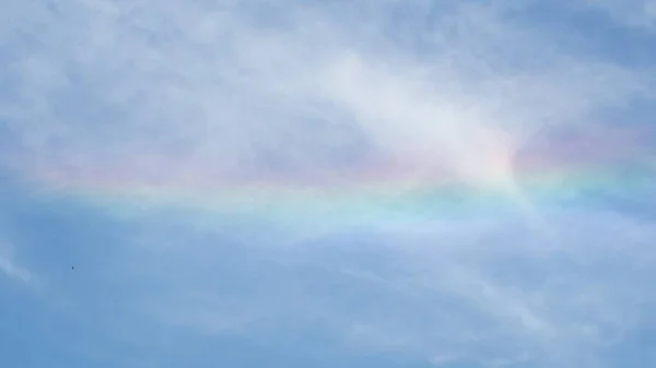 Grande Ângulo Nuvens Céu Com Cores Arco Íris Passando Por — Fotografia de Stock