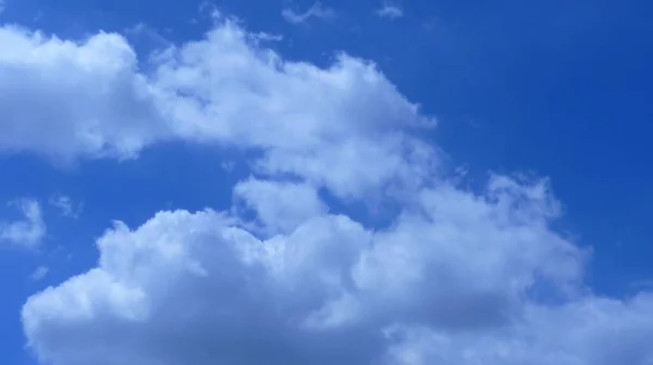 Tiro Ângulo Baixo Nuvens Fofas Céu Azul Sob Luz Solar — Fotografia de Stock