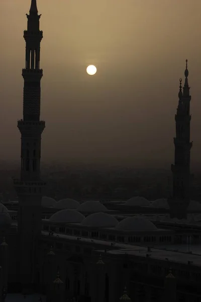 Lua Entre Duas Torres Mesquita Profeta Madinah Arábia Saudita — Fotografia de Stock