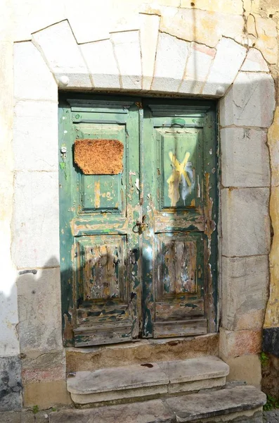 Uma Imagem Vertical Uma Porta Abandonada Vintage Sob Luz Sol — Fotografia de Stock