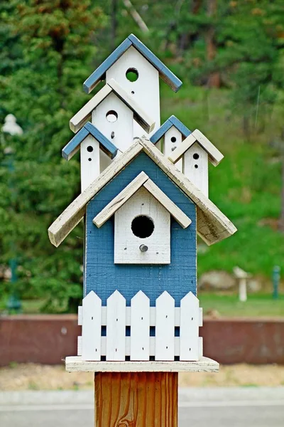 Vertikální Detailní Záběr Krásné Modré Bílé Dřevěné Ptačí Budky Mnoha — Stock fotografie