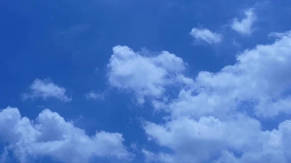 Klarblå Himmel Med Kumulerade Fluffiga Vita Moln Dagtid — Stockfoto