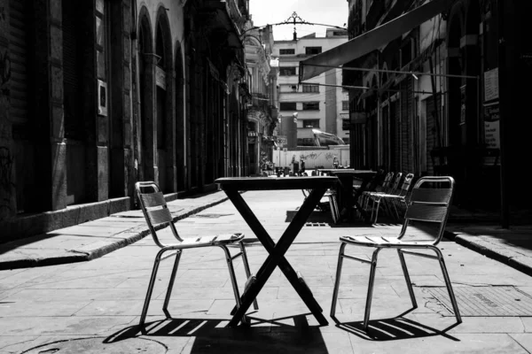 Šedivý Záběr Židlí Stolů Pod Slunečním Světlem — Stock fotografie