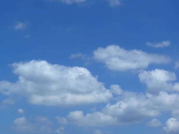 Ένα Όμορφο Πλάνο Των Λευκών Νεφών Στον Γαλάζιο Ουρανό Κατάλληλο — Φωτογραφία Αρχείου