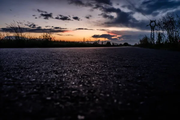 Eine Straße Und Die Silhouetten Von Bäumen Bei Sonnenuntergang — Stockfoto