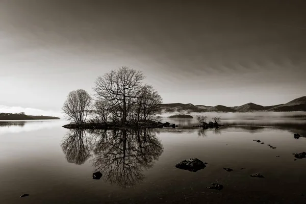 Beautiful Scenery Lake Rocks Leafless Trees Surrounded Mountains — Stock Photo, Image