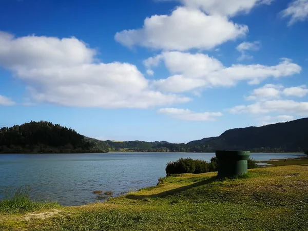 Lovitură Closeup Unui Lac Țărm Verde Cer Albastru Nori Albi — Fotografie, imagine de stoc