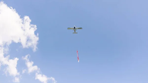 天空中一架单翼飞机的高角镜头 — 图库照片