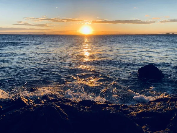 Ein Sonnenuntergang Der Sich Ozean Spiegelt Mit Wellen Ufer — Stockfoto